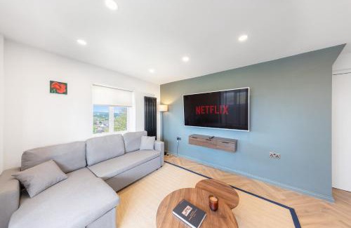 New Eltham Apartment | Cosy Flat with Stunning Views