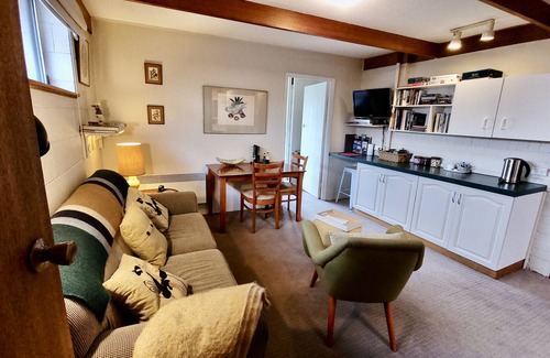 Sandy Bay Apartment | Cosy garden apartment in Sandy Bay. 15 min 401/402 town bus. FREE Parking/WIFI.