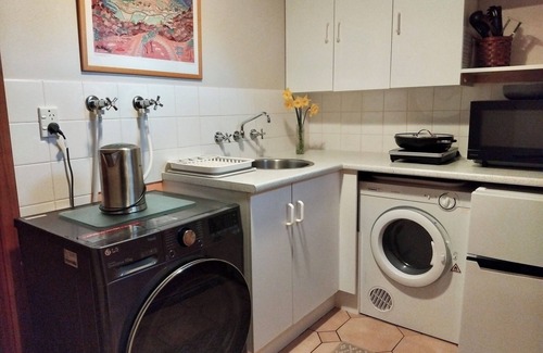 Sandy Bay Apartment | Cosy garden apartment in Sandy Bay. 15 min 401/402 town bus. FREE Parking/WIFI.