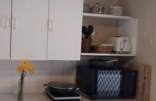 Sandy Bay Apartment | Cosy garden apartment in Sandy Bay. 15 min 401/402 town bus. FREE Parking/WIFI.