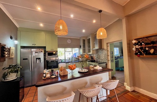 Grahamstown House | Cosy & gorgeous 3-bedroom house in Grahamstown with pool! Stunning family home!