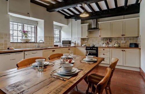 Llanover House | Cosy & historic 2 bedroom Elizabethan cottage