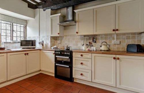 Llanover House | Cosy & historic 2 bedroom Elizabethan cottage