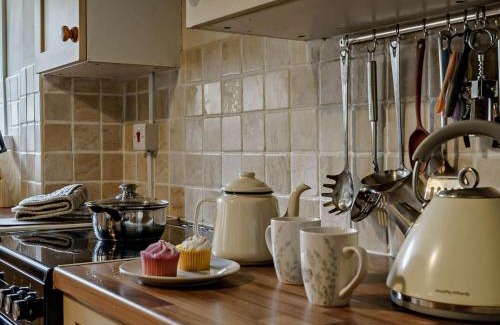 Llanover House | Cosy & historic 2 bedroom Elizabethan cottage