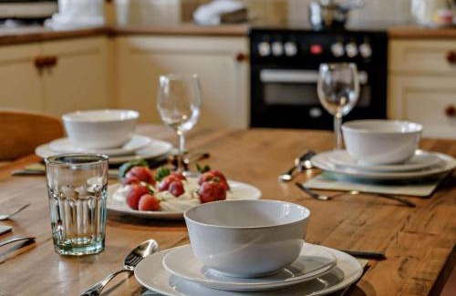 Llanover House | Cosy & historic 2 bedroom Elizabethan cottage