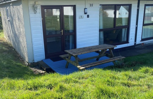 Bude Ski Chalet | Cosy Holiday Park Chalet, Quiet Location, Child Friendly, Near Bude