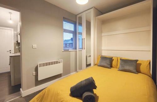 Hazel Grove Apartment | Cosy Holiday Studio in Hazel Grove - Self Catering Apartment 1