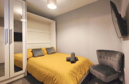 Hazel Grove Apartment | Cosy Holiday Studio in Hazel Grove - Self Catering Apartment 1
