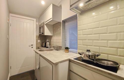 Hazel Grove Apartment | Cosy Holiday Studio in Hazel Grove - Self Catering Apartment 1