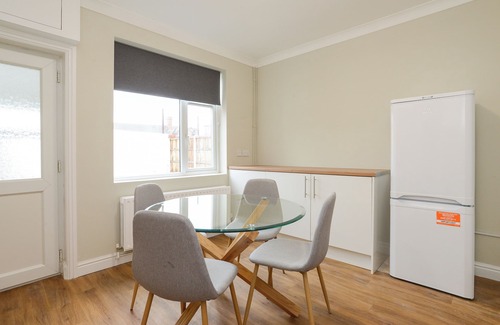 Beeston House | Cosy home available w/FREE Parking & WiFi, Beeston