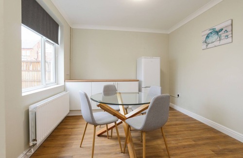 Beeston House | Cosy home available w/FREE Parking & WiFi, Beeston