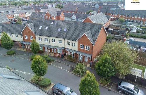 Slough Apartment | Cosy Home, Heathrow and Windsor Castle, Sleeps 6