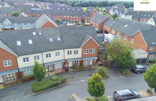 Slough Apartment | Cosy Home, Heathrow and Windsor Castle, Sleeps 6