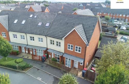 Slough Apartment | Cosy Home, Heathrow and Windsor Castle, Sleeps 6