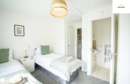 Slough Apartment | Cosy Home, Heathrow and Windsor Castle, Sleeps 6