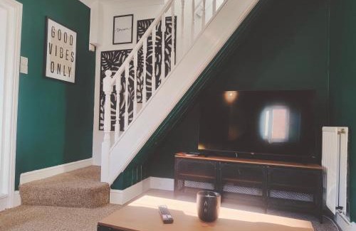 Beverley House | Cosy Home in Historical Beverley Town with Parking