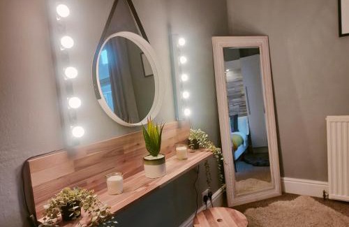 Beverley House | Cosy Home in Historical Beverley Town with Parking