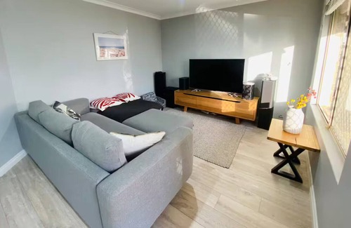 Ashfield House | Cosy Home near SValley & Airport