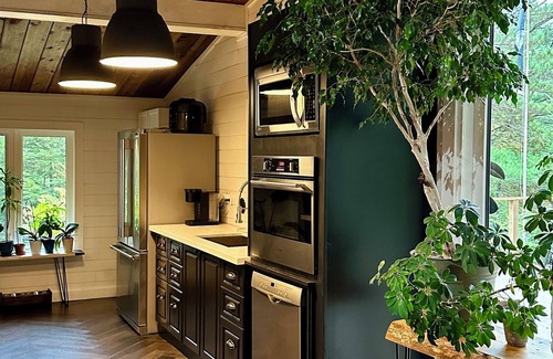 Bracebridge Cottage | Cosy Home on the River. Pet-friendly, Hot Tub, Fast Wifi, Wood Fireplace.