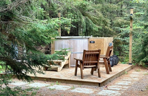 Bracebridge Cottage | Cosy Home on the River. Pet-friendly, Hot Tub, Fast Wifi, Wood Fireplace.