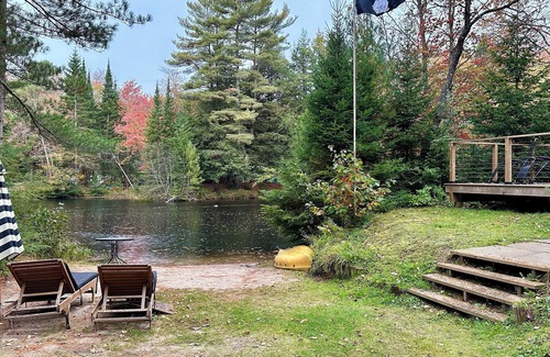 Bracebridge Cottage | Cosy Home on the River. Pet-friendly, Hot Tub, Fast Wifi, Wood Fireplace.