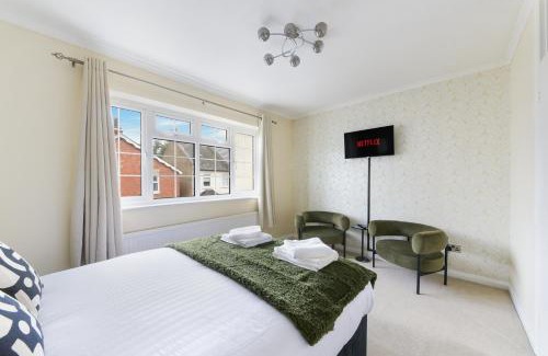 Worcester Park Apartment | Cosy home with garden and parking sleeps 5