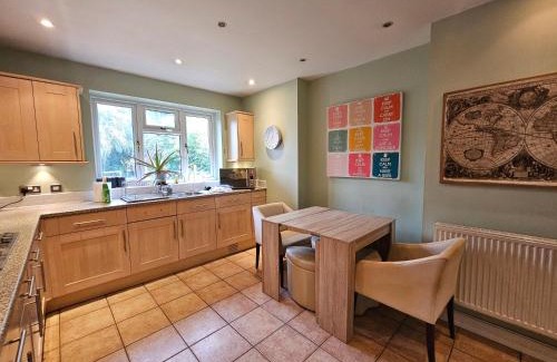 Northenden House | Cosy Home With Garden & Driveway, 6min To Airport