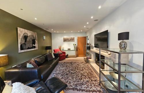 Northenden House | Cosy Home With Garden & Driveway, 6min To Airport