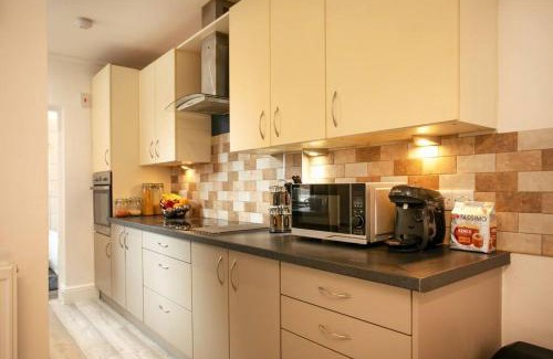 Derby House | Cosy home with street parking for you