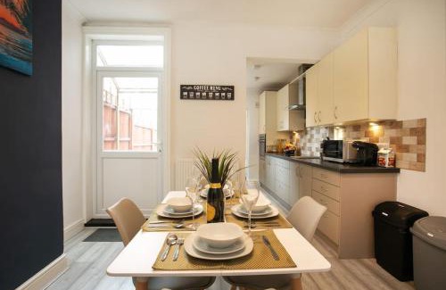Derby House | Cosy home with street parking for you