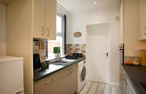 Derby House | Cosy home with street parking for you