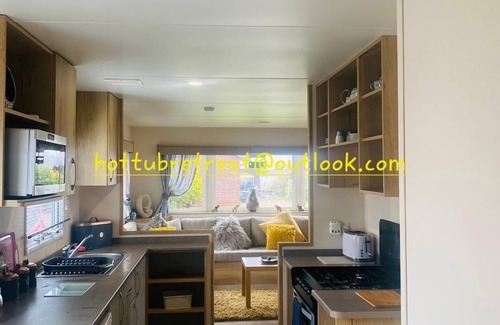 Dogdyke Ski Chalet | Cosy hottub caravan Retreat in Lincolnshire