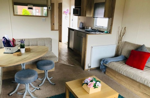 Dogdyke Ski Chalet | Cosy hottub caravan Retreat in Lincolnshire