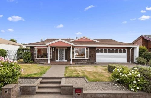 Hamilton Villa | Cosy House in Chartwell, Hamilton-Private Garden & Shopping Mall