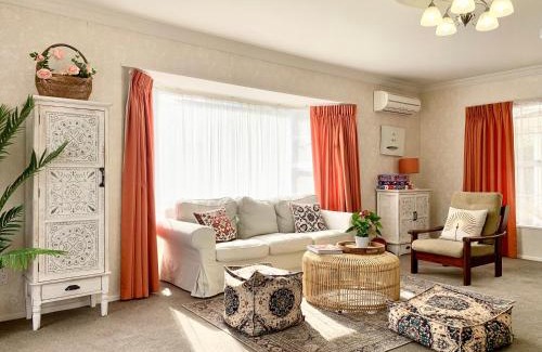 Hamilton Villa | Cosy House in Chartwell, Hamilton-Private Garden & Shopping Mall