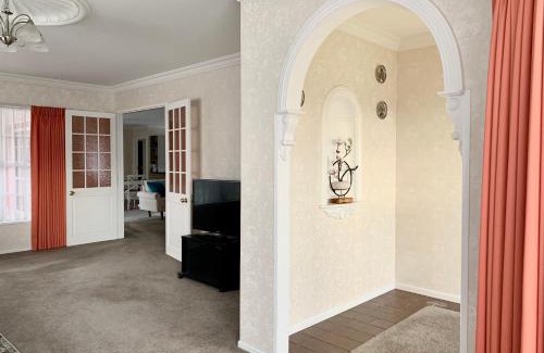 Hamilton Villa | Cosy House in Chartwell, Hamilton-Private Garden & Shopping Mall