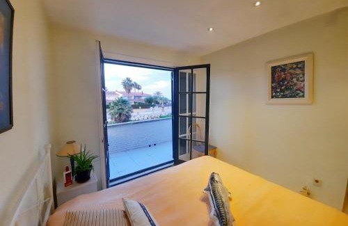Creixell Apartment | Cosy house with garden infront of the sea