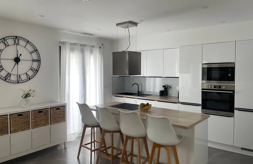 Saussan House | Cosy house with private pool close to beaches.