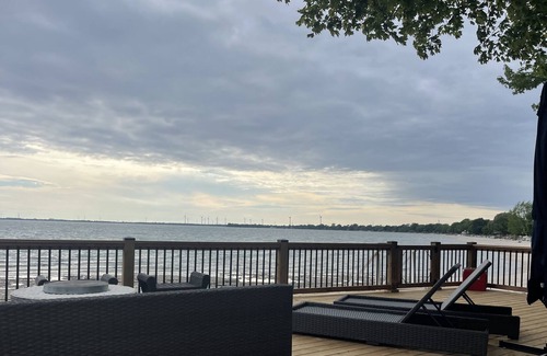Wainfleet Cottage | Cosy lakefront cottage on Long Beach w/ large deck, hot tub & firepit