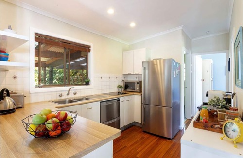 Smiths Lake Cottage | Cosy Lakeside Cottage, Pet Friendly and very close to Surf Beaches, Club & Cafes