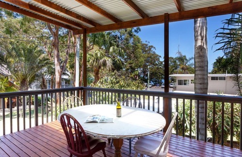 Smiths Lake Cottage | Cosy Lakeside Cottage, Pet Friendly and very close to Surf Beaches, Club & Cafes