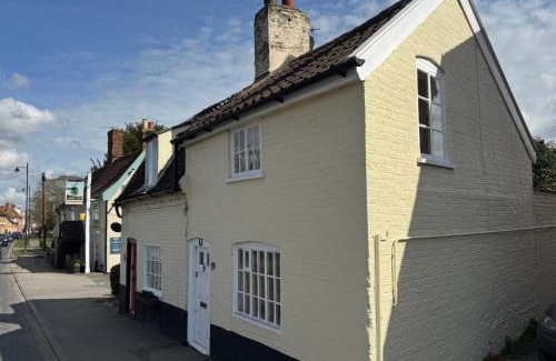Martlesham Heath House | Cosy Little Cottage