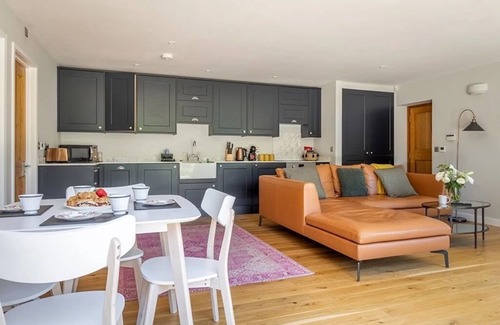 Stelling Minnis House | cosy lodge with hot tub on a working farm