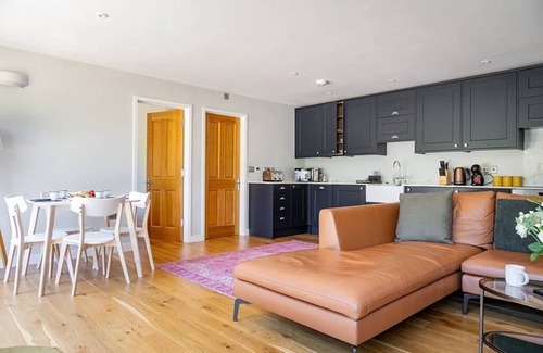 Stelling Minnis House | cosy lodge with hot tub on a working farm