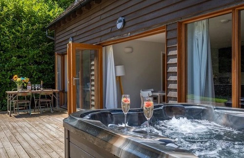 Stelling Minnis House | cosy lodge with hot tub on a working farm