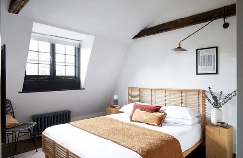 Angel Apartment | Cosy Loft Apartment - Minutes From Angel Tube St