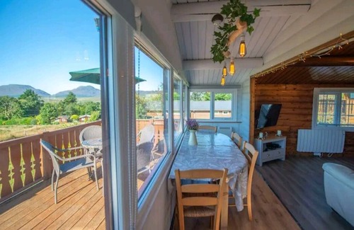 Bronaber Cabin | Cosy Log Cabin in Snowdonia with Wi-Fi and BBQ