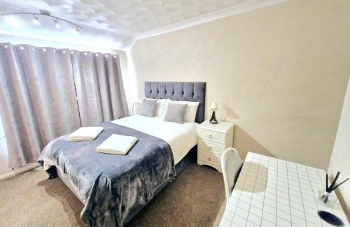 Gooshays Apartment | Cosy Luxurious Large 3 bedroom house, free parking, free WiFi