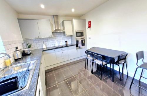 Gooshays Apartment | Cosy Luxurious Large 3 bedroom house, free parking, free WiFi