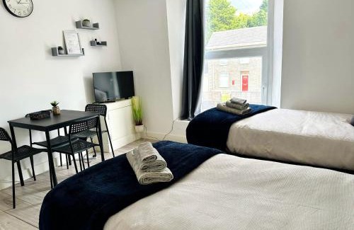 Briton Ferry Apartment | Cosy Modern 2 Bedroom Apartment - Neath Road Port Talbot Near Briton Ferry Train Station